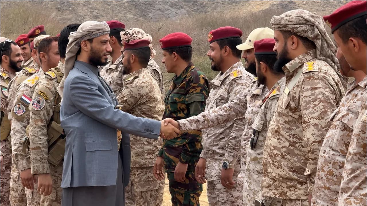 أللواء رداد الهاشمي يتفقد منتسبي الفرقة الرابعة ويهنئهم بعيد الفطر